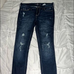 Hollister Ripped Low Rise Skinny Jeans (SIZE 7L)